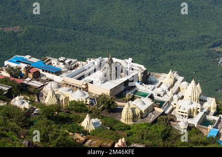 Blick auf Girnar Neminath Jain Tirth, Tempel gelten als zweitangesehenste Jain-Pilgerreise, Ginar, Junagadh, Gujarat, Indien. Stockfoto