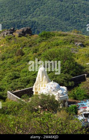 Blick auf die Jain-Gruppe des Tempels und Neminath Jain Tirth, Girnar, Junagadh, Gujarat, Indien. Stockfoto