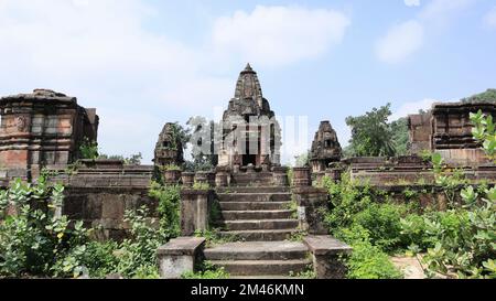 Blick auf die antiken Ruinen des Jain-Tempels, erbaut im 15.. Jahrhundert, Abhapur, Polo-Wald, Sabarkantha, Gujarat, Indien. Stockfoto