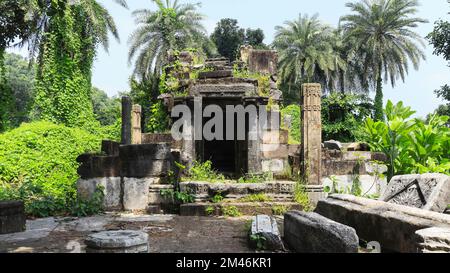 Blick auf den alten Jain-Tempel, Abhapur, Polo-Wald, Sabarkantha, Gujarat, Indien. Stockfoto