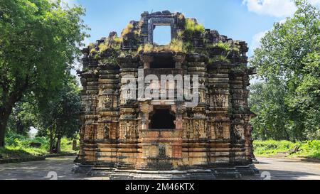 Rückansicht des Shri Sharneshwar Mahadev Tempels, Polo Forest, Sabarkantha, Gujarat, Indien. Stockfoto