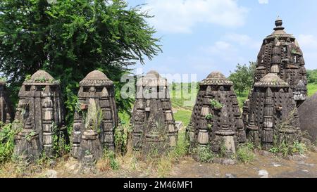 Tempelkuppeln des antiken Jain-Tempels in der Nähe von Sabli, Sabarkantha, Gujarat, Indien. Stockfoto