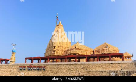 Blick auf den Somnath-Tempel von der Strandseite, Somnath, Gujarat, Indien. Die heiligsten Wallfahrtsorte für Hindus, die als erste unter den zwölf gilt Stockfoto