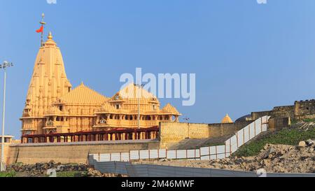 Blick auf den Somnath-Tempel von der Strandseite, Somnath, Gujarat, Indien. Die heiligsten Wallfahrtsorte für Hindus, die als erste unter den zwölf gilt Stockfoto