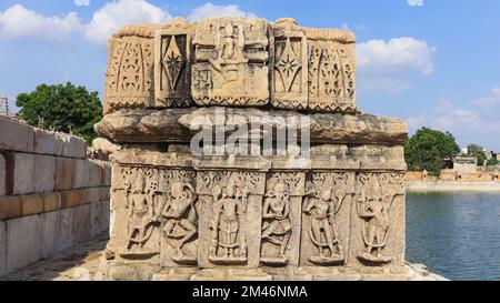 Schnitzereien von Hindugott und Göttin auf Tempeln, Munsar See, Viramgam, Ahmadabad, Gujarat, Indien. Stockfoto