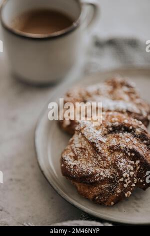 Brötchen auf dem Teller Stockfoto