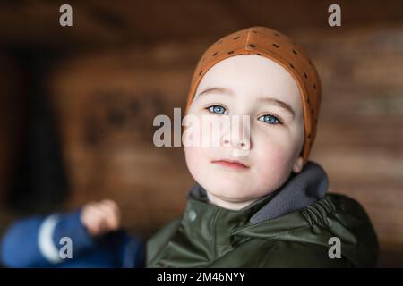 Porträt eines Jungen mit blauen Augen Stockfoto