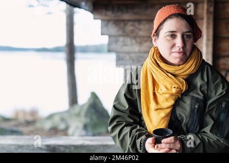 Frau, die draußen heißen Tee trinkt Stockfoto