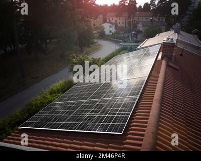 Sonnenkollektoren auf dem Hausdach Stockfoto