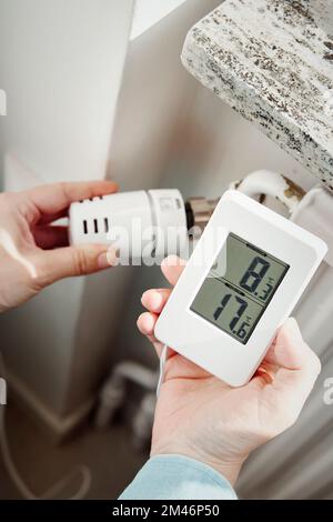 Temperaturregelung im Kühler per Hand Stockfoto