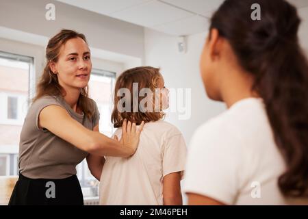 Erstickungslehrer mit erste-Hilfe-Ausbildung Stockfoto