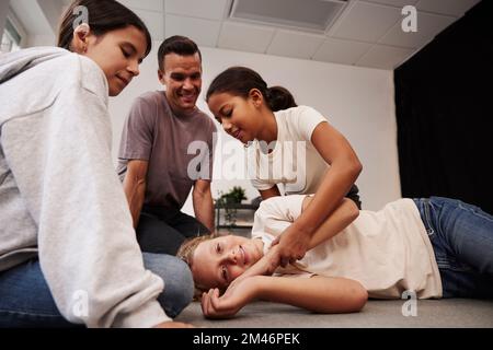 Der Lehrer gibt erste-Hilfe-Training Stockfoto