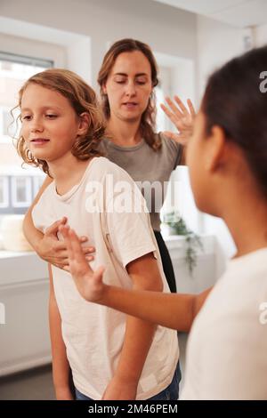 Erstickungslehrer mit erste-Hilfe-Ausbildung Stockfoto