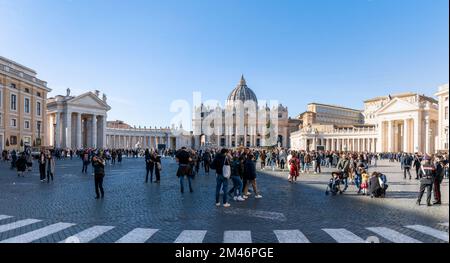 Vatikanstadt, Vatikan - 27. November 2022: Panoramablick auf den Petersplatz mit vielen Besuchern Stockfoto