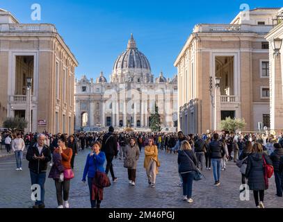 Vatikanstadt, Vatikan - 27. November 2022: Blick auf den Petersplatz mit vielen Besuchern Stockfoto