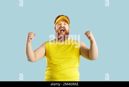 Fröhlicher, verrückter, lustiger, bärtiger, fetter Mann schreit laut und freut sich über den Sieg seiner Lieblingsmannschaft. Stockfoto