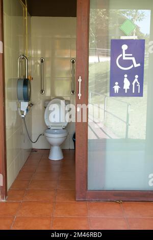 Moderne behindertengerechte Toilette für ältere und behinderte Menschen mit Handläufen und rollstuhlgerechtem Zugang. Stockfoto