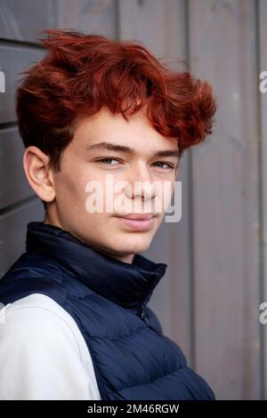 Junger Mann, Blick in die Kamera Stockfoto