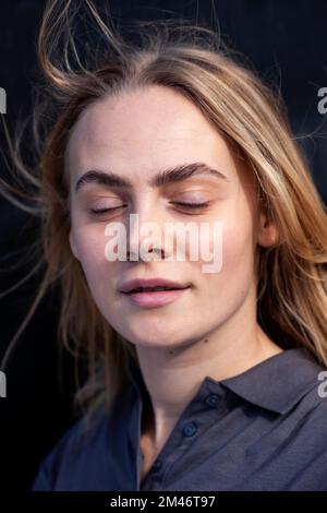 Porträt der jungen blonden Frau Stockfoto