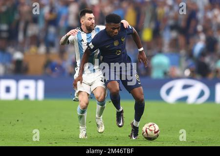 Lusail City, Katar. 18.. Dezember 2022. Lionel Messi (L) aus Argentinien in Aktion mit Aurelien Tchouameni aus Frankreich während des Finales der FIFA-Weltmeisterschaft 2022 im Lusail Stadium in Lusail City, Katar am 18. Dezember 2022. Foto: Chris Brunskill/UPI Credit: UPI/Alamy Live News Stockfoto