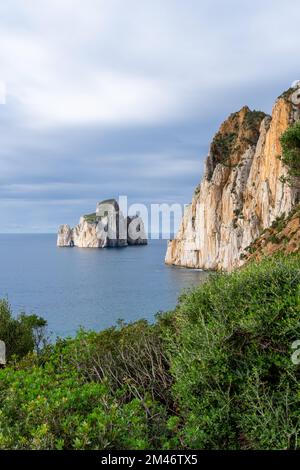 Vertikaler Landschaftsblick auf die Klippen und das Meer in Porto Flavia auf Sardinien Stockfoto