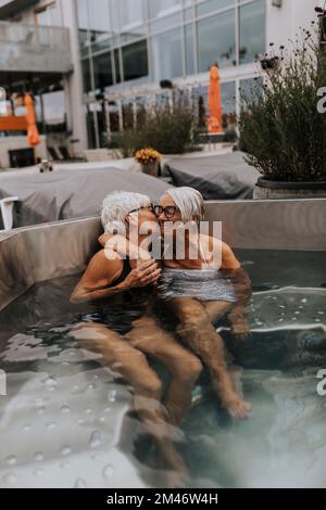 Glückliche Frauen im Whirlpool Stockfoto