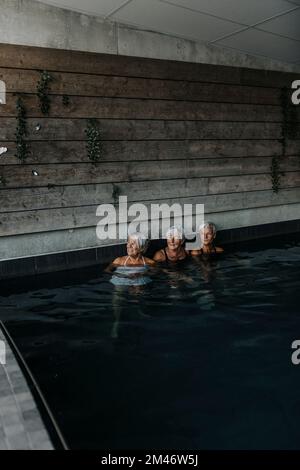 Frauen im Spa-Swimmingpool Stockfoto