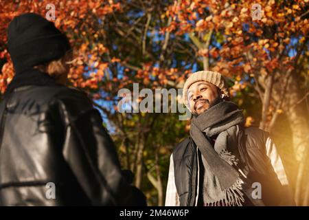 Lächelnder Mann im Gespräch mit Freund Stockfoto