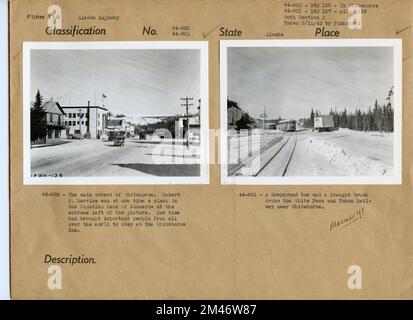 Stadt Whitehorse und nahe gelegene Gebiete. Originalunterschrift: 44-820: Die Hauptstraße von Whitehorse. Robert W. Service war einmal ein Angestellter der Canadian Bank of Commerce ganz links. Die Kriegszeit hat wichtige Leute aus der ganzen Welt ins Whitehorse Inn gebracht. Originalunterschrift: 44-821: Ein Greyhound-Bus und ein Güterwagen überqueren den White Pass und die Yukon Railway in der Nähe von Whitehorse. Fotos von Pinkstaff, 3/13/43. Staat: Alaska. Stockfoto