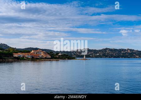 Palau, Italien - 3. Dezember 2022: Küste mit Leuchtturm und malerischem Dorf im Norden Sardiniens Stockfoto