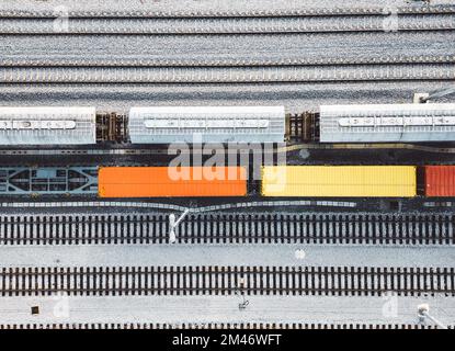 Von oben sehen Sie farbenfrohe Wagen, die noch auf den Bahnlinien geparkt sind Stockfoto