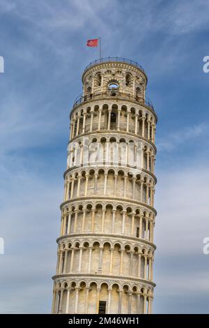 Pisa, Italien - 30. November 2022: Vertikaler Blick auf den Schiefen Turm von Pisa Stockfoto