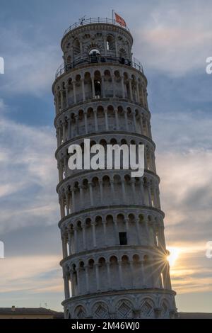 Pisa, Italien - 30. November 2022: Vertikaler Blick auf den Schiefen Turm von Pisa bei Sonnenuntergang und Sonnenaufgang Stockfoto