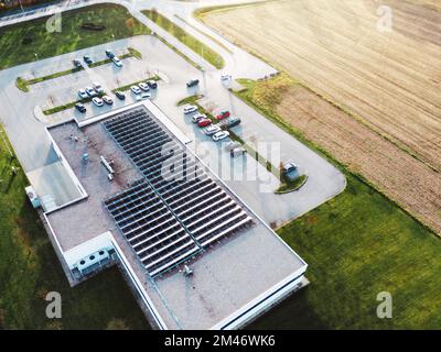 Luftaufnahme eines Industriegebäudes mit Sonnenkollektoren auf dem Dach Stockfoto