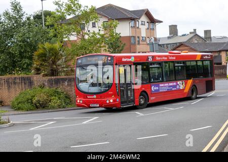 Ein 2006 Volvo B7RLE Wright Eclipse Single Decker von der First Cymru Bus Company, Reg.-Nr.: MX56 AFF, Ankunft am Busbahnhof Swansea 25-05-2022 Stockfoto