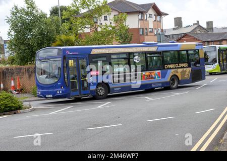 Ein 2006 Volvo B7RLE Wrightbus Eclipse Single Decker von der First Cymru Bus Company, Reg.-Nr.: MX56 AGU, Ankunft am Busbahnhof Swansea 25-05-2022. Stockfoto