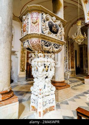 Kanzel im sizilianischen Barockstil - Kirche des Jesuitenkollegiums (Chiesa del collegio dei Gesuiti) - Trapani, Sizilien, italien Stockfoto