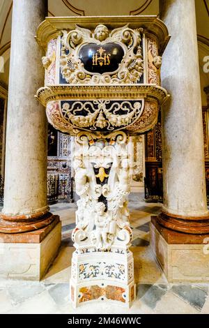 Kanzel im sizilianischen Barockstil - Kirche des Jesuitenkollegiums (Chiesa del collegio dei Gesuiti) - Trapani, Sizilien, italien Stockfoto