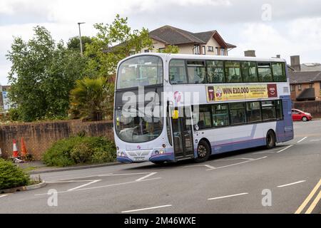 A 2007 VOLVO B7L Single Decker von der First Cymru Bus Company, Reg.-Nr.: SF07 FCZ, Flottennr.: 37170 Ankunft am Busbahnhof Swansea UK 25-05-2022. Stockfoto