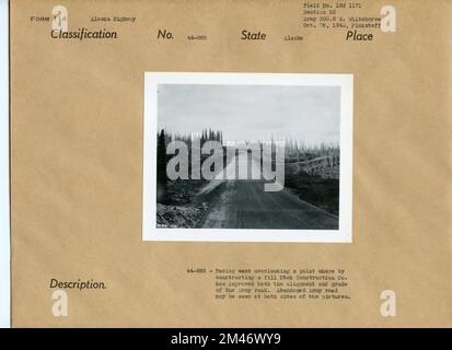 Verbesserungen bei Ausrichtung und Neigung der Army Road. Originalüberschrift: Mit Blick nach Westen und Blick auf einen Punkt, an dem Utah Construction Co. Durch den Bau einer Füllung sowohl die Ausrichtung als auch die Qualität der Army Road verbessert hat. Verlassene Armeestraße kann auf beiden Seiten der Bilder zu sehen sein. Foto: Pinkstaff, 26. Oktober 1943. Staat: Alaska. Stockfoto