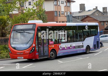 A 2015 Wrightbus Streetlite DF Single Decker von der First Cymru Bus Company, Reg.-Nr.: SL15 RVU, Ankunft am Busbahnhof Swansea 25-05-2022. Stockfoto