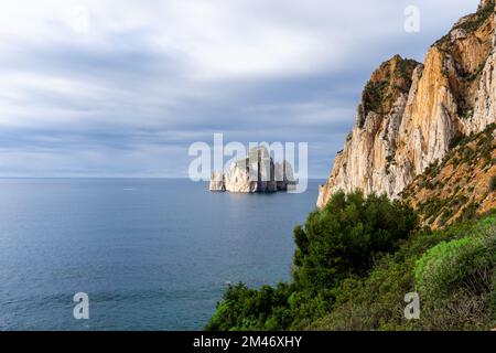 Landschaftsblick auf die Klippen und das Meer im Porto Flavia auf Sardinien Stockfoto