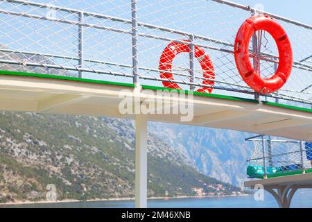 Rettungsring auf dem Schiffsdeck. Rettungsringe Rettungsgürtel Stockfoto