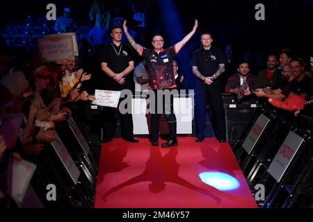 Robert Owen von Wales tritt am 5. Tag der Cazoo-Darts-Weltmeisterschaft im Alexandra Palace in London vor England Andrew Gilding auf. Foto: Montag, 19. Dezember 2022. Stockfoto