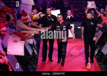 Robert Owen von Wales tritt am 5. Tag der Cazoo-Darts-Weltmeisterschaft im Alexandra Palace in London vor England Andrew Gilding auf. Foto: Montag, 19. Dezember 2022. Stockfoto