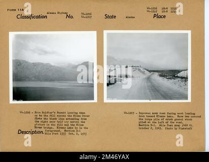 Blick In Der Nähe Des Kluane Lake. Originalunterschrift: 44-1206 - vom Soldier's Summit blickt man auf die Füllung über den Slims River. Die schwarze Linie, die sich von rechts über die Hälfte des Bildes erstreckt, ist die Füllung und die Slims River Bridge. Der Kluane-See ist auf der Flussbrücke. Kluane Lane ist im Vordergrund. Sektion B-1 Mile Post 1333, 2. Oktober 1943. Originalunterschrift: 44-1207 - verbesserte Armeestraße Richtung Westen, die nach unten zum Kluane Lake führt. Der große Haufen Schotter links auf der Straße ist mit Schnee bedeckt. Abschnitt B-1. Mile Post Army 146W Wh. 2. Oktober 1943. Foto von Pinks Stockfoto
