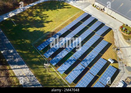 Luftaufnahme eines großen nachhaltigen Elektrokraftwerks mit vielen Reihen von Photovoltaik-Solarzellen zur Erzeugung sauberer elektrischer Energie. Erneuerbar Stockfoto