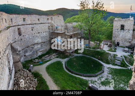 Povazska Bystrica (Waagbistritz): Burg Povazsky hrad (Waagburg) in , , Slowakei Stockfoto