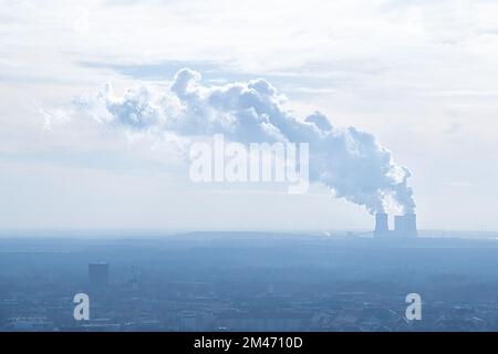 Kohlekraftwerk Lippendorf (Deutschland) in der Ferne Stockfoto