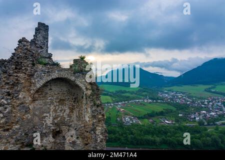 Povazska Bystrica (Waagbistritz): Burg Povazsky hrad (Waagburg) in , , Slowakei Stockfoto